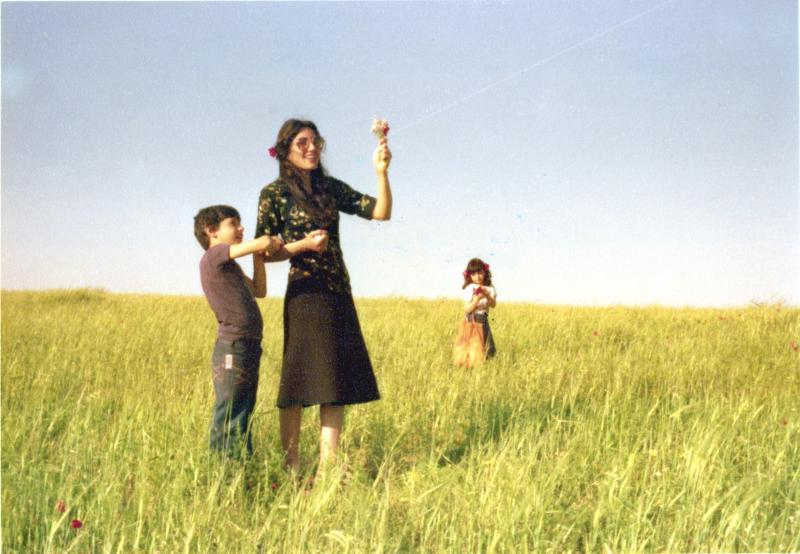 Flying kites at an archaeological site in Nineveh, photo Shakir Mustafa